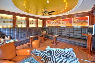 Ein Sitzbereich in der Unterkunft JUFA Alpenhotel Saalbach