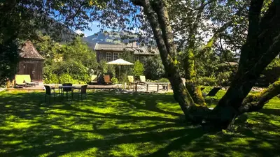 Ein Garten an der Unterkunft Hotel Tiefenbrunner
