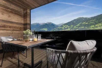 Ein allgemeiner Bergblick oder ein Berglick von des Aparthotels aus