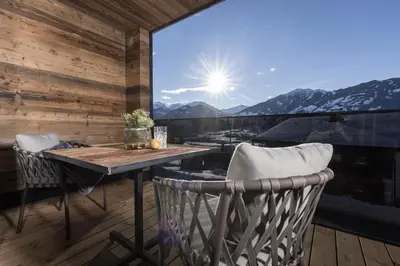 Ein allgemeiner Bergblick oder ein Berglick von des Aparthotels aus