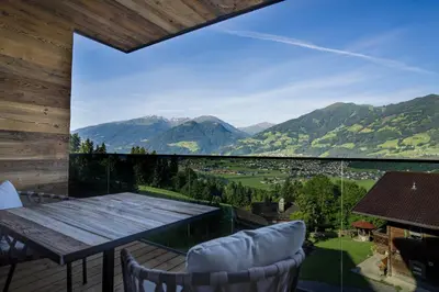 Ein allgemeiner Bergblick oder ein Berglick von des Aparthotels aus