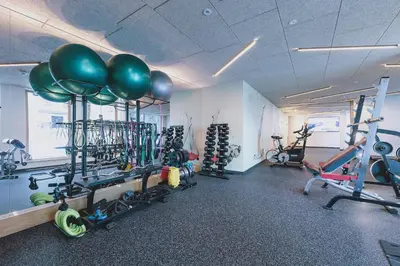 Das Fitnesscenter und/oder die Fitnesseinrichtungen in der Unterkunft Hotel DIE SONNE