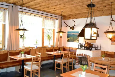 Ein Restaurant oder anderes Speiselokal in der Unterkunft Hotel Aurach