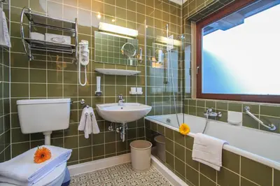 Ein Badezimmer in der Unterkunft Hotel Tiroler Adler - bed and breakfast