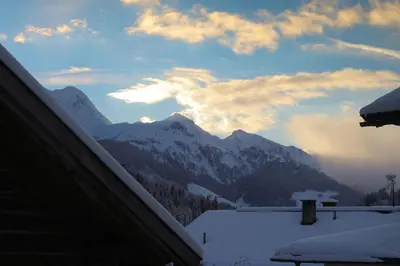 Ein allgemeiner Bergblick oder ein Berglick von der Ferienwohnung aus
