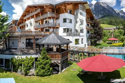 Ein allgemeiner Bergblick oder ein Berglick von des Hotels aus