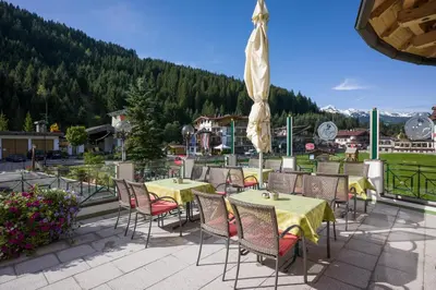 Ein allgemeiner Bergblick oder ein Berglick von des Hotels aus