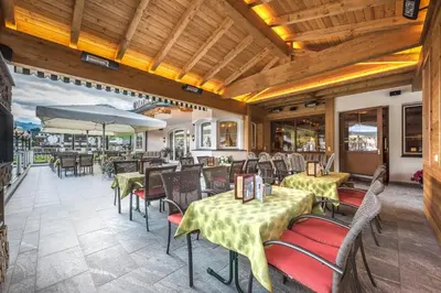 Ein Restaurant oder anderes Speiselokal in der Unterkunft Hotel Maria Theresia