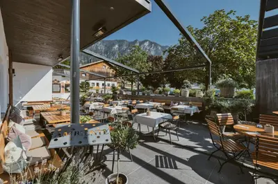 Ein Restaurant oder anderes Speiselokal in der Unterkunft Hotel Wirtshaus Sattlerwirt