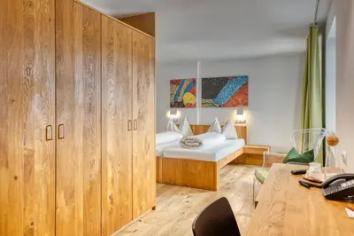 Ein Bett oder Betten in einem Zimmer der Unterkunft Hotel Wirtshaus Sattlerwirt