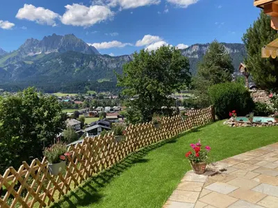 Ein allgemeiner Bergblick oder ein Berglick von des Aparthotels aus