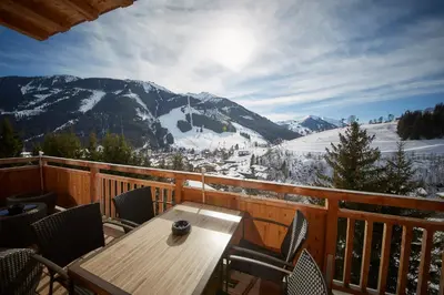 Ein allgemeiner Bergblick oder ein Berglick von des Aparthotels aus