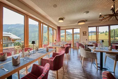 Ein allgemeiner Bergblick oder ein Berglick von des Aparthotels aus