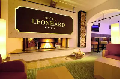 Ein Sitzbereich in der Unterkunft Hotel Leonhard