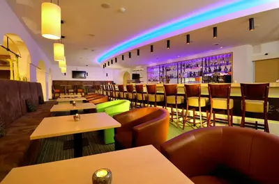 Ein Restaurant oder anderes Speiselokal in der Unterkunft Hotel Leonhard