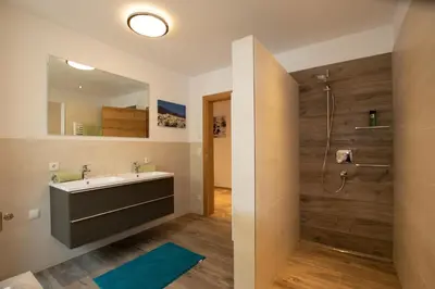 Ein Badezimmer in der Unterkunft Ferienwohnung zur Kundler Klamm by FeWo-Plan WILD010