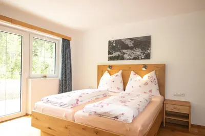 Ein Bett oder Betten in einem Zimmer der Unterkunft Ferienwohnung zur Kundler Klamm by FeWo-Plan WILD011