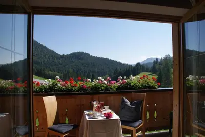 Ein allgemeiner Bergblick oder ein Berglick von der Ferienwohnung aus