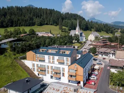 Ein allgemeiner Bergblick oder ein Berglick von des Aparthotels aus