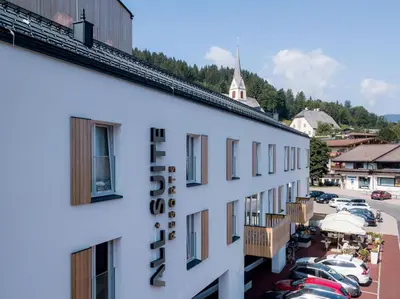 Ein allgemeiner Bergblick oder ein Berglick von des Aparthotels aus