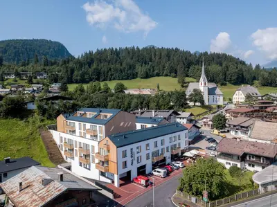 Ein allgemeiner Bergblick oder ein Berglick von des Aparthotels aus