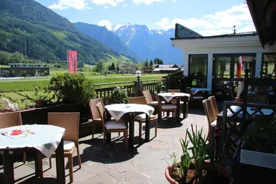Ein allgemeiner Bergblick oder ein Berglick von des Hotels aus