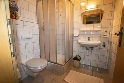 Ein Badezimmer in der Unterkunft Appartement Talstation Zentral Wildschönau WILD020 by FeWo-Plan