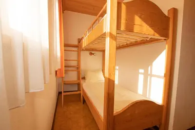 Ein Etagenbett oder Etagenbetten in einem Zimmer der Unterkunft Schoners Einfanghof by FeWo-PlanWILD005