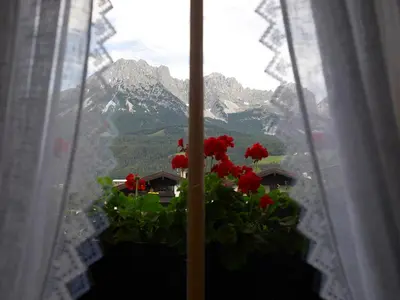 Ein allgemeiner Bergblick oder ein Berglick von des Hotels aus