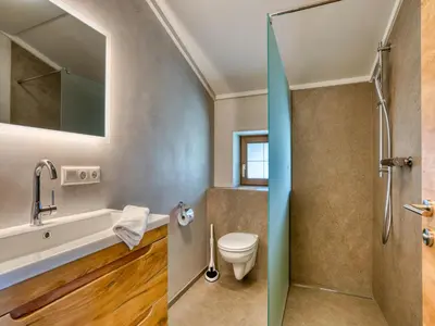 Ein Badezimmer in der Unterkunft Apartment building Ferien, Neukirchen