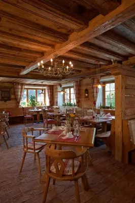 Ein Restaurant oder anderes Speiselokal in der Unterkunft Landhotel Vordergrub