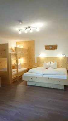 Ein Bett oder Betten in einem Zimmer der Unterkunft Ledererhof