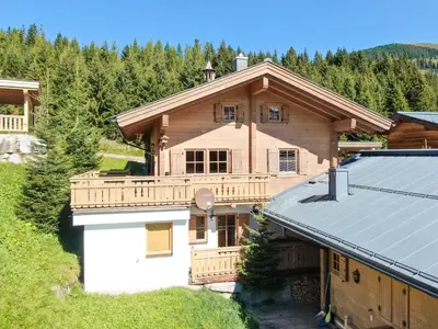 Ein allgemeiner Bergblick oder ein Berglick von des Ferienhauses aus