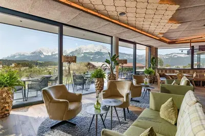 Ein allgemeiner Bergblick oder ein Berglick von des Hotels aus