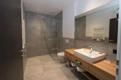 Ein Badezimmer in der Unterkunft Der Zirmhof in Saalbach - Joker Card included in summer