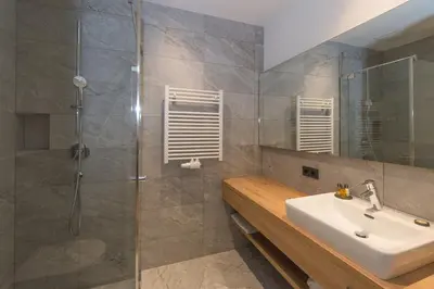 Ein Badezimmer in der Unterkunft Der Zirmhof in Saalbach - Joker Card included in summer