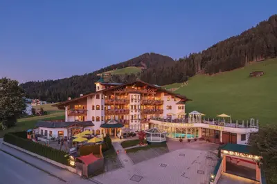 Ein allgemeiner Bergblick oder ein Berglick von des Aparthotels aus