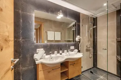 Ein Badezimmer in der Unterkunft Apparthotel Talhof, Restaurant, Pool und Spa