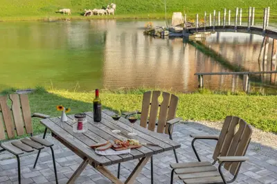 Blick auf einen Fluss in der Nähe des Aparthotels