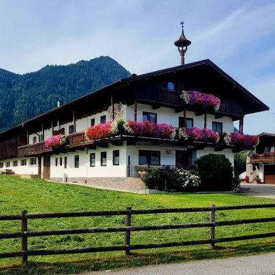 Ein allgemeiner Bergblick oder ein Berglick von des Bauernhofs aus