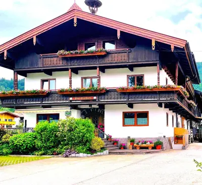 Das Gebäude in dem sich der Bauernhof befindet