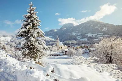 Ein allgemeiner Bergblick oder ein Berglick von des Bauernhofs aus
