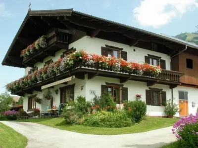 Ein Garten an der Unterkunft Neukumhof