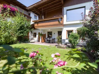 Ein Garten an der Unterkunft Apart M