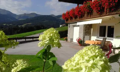 Ein allgemeiner Bergblick oder ein Berglick von der Ferienwohnung aus
