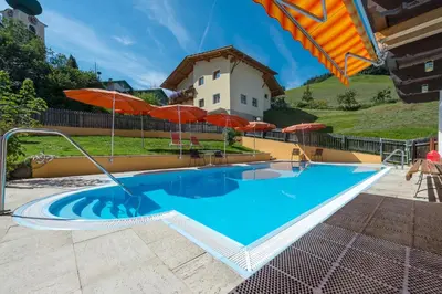 Der Swimmingpool an oder in der Nähe von Hotel Platzl
