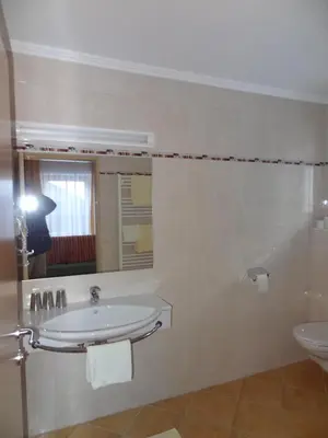 Ein Badezimmer in der Unterkunft Hotel Unterwirt - Jokercard im Sommer inklusive