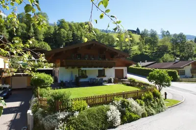 Ein Garten an der Unterkunft Gästehaus Aigner