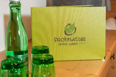 Ein Zertifikat, Auszeichnung, Logo oder anderes Dokument, das in der Unterkunft Hotel Frohnatur ausgestellt ist