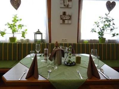 Ein Restaurant oder anderes Speiselokal in der Unterkunft Hotel Restaurant Rosengarten